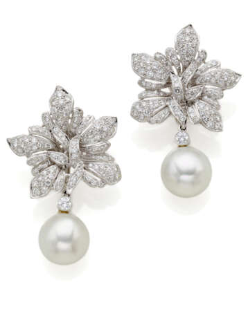 Diamond and white gold floral earrings holding two removable white pearl pendants, mm 12.80 and mm 12.90 circa pearls, diamonds in all ct. 2.20 circa, g 26.50 circa, length cm 4.60 circa. With original case - фото 1