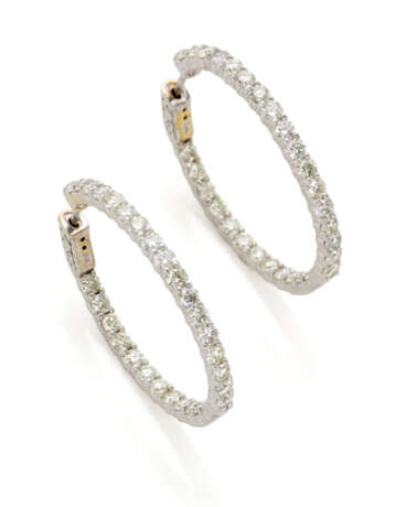 Diamond and white gold earrings, in all ct. 2.10 circa, g 9.57 circa, length cm 3.30 circa. - photo 2