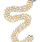 Three strand pearl necklace with a diamond and white gold spiral shaped clasp, diamonds in all ct. 5.50 circa, mm 9.00/9.50 circa pearls, g 162.07 circa, length cm 44.5 circa. Marked 83 CO. - Foto 1