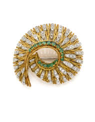 Diamond and emerald bi-coloured gold spiral shaped brooch, g 22.04 circa, length cm 4.10 circa. Marked 39 AL.