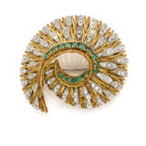 Diamond and emerald bi-coloured gold spiral shaped brooch, g 22.04 circa, length cm 4.10 circa. Marked 39 AL. - Foto 1