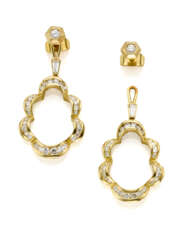 Round and tapered diamond yellow gold earrings with removable pendants, diamonds in all ct. 1.30 circa, g 9.21 circa, length cm 3.6 circa. Marked 1017 AL.