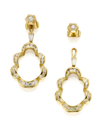 Round and tapered diamond yellow gold earrings with removable pendants, diamonds in all ct. 1.30 circa, g 9.21 circa, length cm 3.6 circa. Marked 1017 AL. - Foto 1
