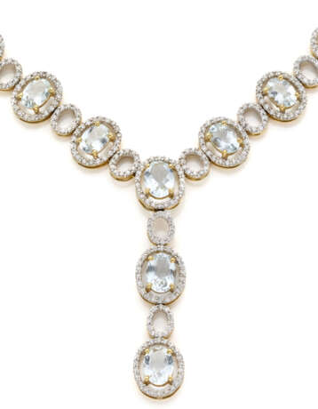 Aquamarine, diamond and bi-coloured gold necklace with pendant, diamonds in all ct. 6.50 circa, aquamarines in all ct. 14.00 circa, g 43.89 circa, length cm 40.50 circa. - Foto 3