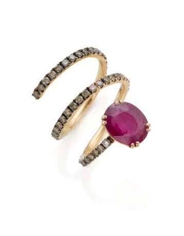 Oval ct. 2.60 circa ruby, brown diamond and pink gold snake shaped ring, diamonds in all ct. 1.40 circa, g 5.69 circa size 12/52. - photo 1