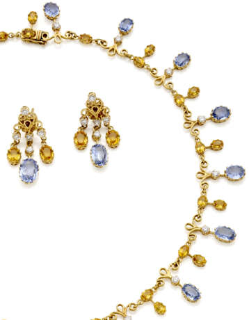 Diamond, blue and yellow sapphire yellow gold jewellery set comprising cm 39.70 circa necklace and cm 3.60 circa pendant earrings, diamonds in all ct. 2.00 circa, blue shappires in all ct. 18.50 circa, in all g 39.14 circa. - Foto 3
