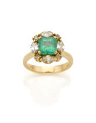 Octagonal ct. 2.00 circa emerald, marquise and round diamond yellow gold ring, diamonds in all ct. 1.00 circa, g 6.91 circa size 16/65.