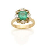 Octagonal ct. 2.00 circa emerald, marquise and round diamond yellow gold ring, diamonds in all ct. 1.00 circa, g 6.91 circa size 16/65. - фото 1