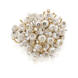 Diamond and pearl bi-coloured gold brooch, diamonds in all ct. 2.20 circa, g 31.66 circa, length cm 5.10 circa. - Foto 3