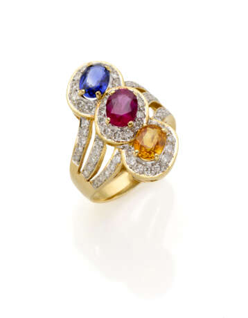 Ruby, blue and yellow sapphire and round diamond yellow gold ring, diamonds in all ct. 1.20 circa, g 10.38 circa size 20/60. - photo 2