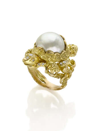 Button shaped pearl, diamond and yellow chiseled gold turtle shaped ring, diamonds in all ct. 0.25 circa, mm 15.80 circa pearl, g 29.49 circa size 19/59. - фото 1