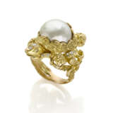 Button shaped pearl, diamond and yellow chiseled gold turtle shaped ring, diamonds in all ct. 0.25 circa, mm 15.80 circa pearl, g 29.49 circa size 19/59. - фото 1