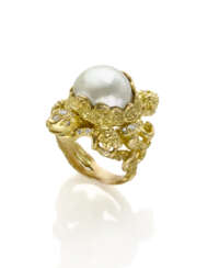 Button shaped pearl, diamond and yellow chiseled gold turtle shaped ring, diamonds in all ct. 0.25 circa, mm 15.80 circa pearl, g 29.49 circa size 19/59.