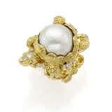 Button shaped pearl, diamond and yellow chiseled gold turtle shaped ring, diamonds in all ct. 0.25 circa, mm 15.80 circa pearl, g 29.49 circa size 19/59. - Foto 3