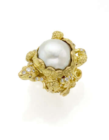 Button shaped pearl, diamond and yellow chiseled gold turtle shaped ring, diamonds in all ct. 0.25 circa, mm 15.80 circa pearl, g 29.49 circa size 19/59. - photo 3