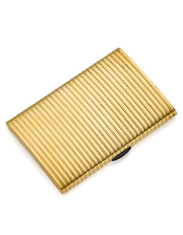 ILLARIO | Fluted yellow gold cigarette case accented with onyx clasp, g 215.63 circa, length cm 12.2, width cm 8.1 circa. Marked CIF and inventory number. Cased by Ronchi Milano - photo 1
