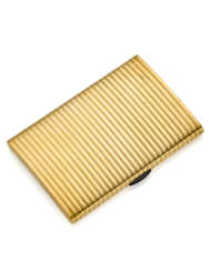 ILLARIO | Fluted yellow gold cigarette case accented with onyx clasp, g 215.63 circa, length cm 12.2, width cm 8.1 circa. Marked CIF and inventory number. Cased by Ronchi Milano