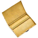 ILLARIO | Fluted yellow gold cigarette case accented with onyx clasp, g 215.63 circa, length cm 12.2, width cm 8.1 circa. Marked CIF and inventory number. Cased by Ronchi Milano - Foto 3