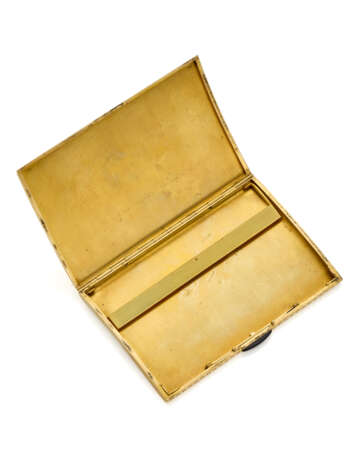 ILLARIO | Fluted yellow gold cigarette case accented with onyx clasp, g 215.63 circa, length cm 12.2, width cm 8.1 circa. Marked CIF and inventory number. Cased by Ronchi Milano - photo 3