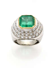 Octagonal ct. 5.60 circa emerald and diamond white gold ring, diamonds in all ct. 2.50 circa, g 17.92 circa size 16/56.