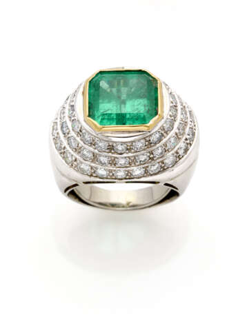 Octagonal ct. 5.60 circa emerald and diamond white gold ring, diamonds in all ct. 2.50 circa, g 17.92 circa size 16/56. - фото 1