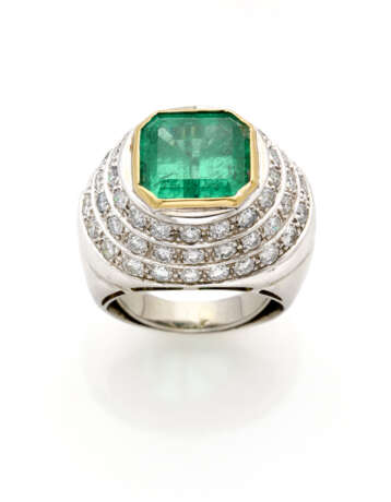 Octagonal ct. 5.60 circa emerald and diamond white gold ring, diamonds in all ct. 2.50 circa, g 17.92 circa size 16/56. - Foto 1