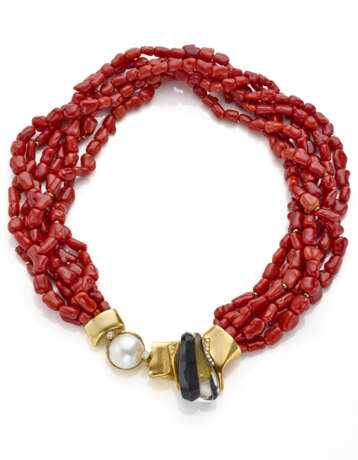 MISANI | Irregular red coral multi-strand necklace with a hyaline quartz, mabè pearl, onyx and diamond yellow gold centerpiece/clasp, small yellow gold spacers, diamonds in all ct. 0.50 circa, g 230.54 circa, length cm 46.50 circa. Signed. | This lot - Foto 1