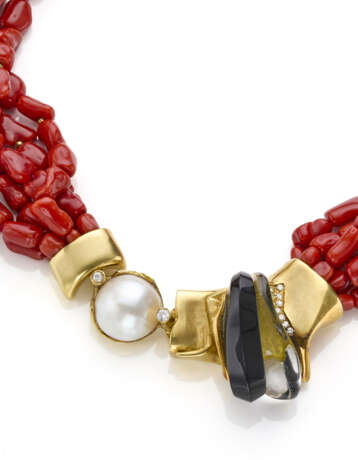 MISANI | Irregular red coral multi-strand necklace with a hyaline quartz, mabè pearl, onyx and diamond yellow gold centerpiece/clasp, small yellow gold spacers, diamonds in all ct. 0.50 circa, g 230.54 circa, length cm 46.50 circa. Signed. | This lot - Foto 3