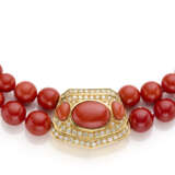 Two strand red coral bead graduated necklace with diamond and yellow gold spacers, centerpiece and clasp, diamonds in all ct. 2.80 circa, mm 7.90 to mm 12.83 circa beads, g 144.98 circa, length cm 44.50 circa. French import mark. (slight defects) | T - Foto 3