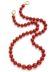 Red coral graduated bead necklace with yellow gold clasp, mm 11.27 to mm 18.55 circa coral beads, g 171.72 circa, length cm 76.50 circa. | This lot is appended with an expertise and may be subject to Import/Export restrictions due to CITES regulation