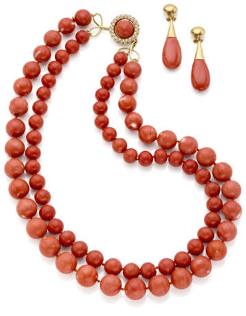 Coral and yellow gold jewellery set comprising cm 58.50 circa two strand graduated bead necklace accented with diamond clasp together with cm 6.00 circa pendant earrings, mm 11.20 to mm 16.00 circa necklace beads, diamonds in all ct. 1.60 circa, in a - фото 1