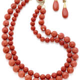 Coral and yellow gold jewellery set comprising cm 58.50 circa two strand graduated bead necklace accented with diamond clasp together with cm 6.00 circa pendant earrings, mm 11.20 to mm 16.00 circa necklace beads, diamonds in all ct. 1.60 circa, in a - фото 1