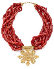 Red coral multi-strand necklace with a north african style yellow gold centerpiece and clasp, g 283.81 circa, length cm 49.50 circa. | This lot is appended with an expertise and may be subject to Import/Export restrictions due to CITES regulations in