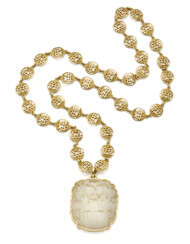 Yellow gold ideogram chain necklace holding a sculpted jadeite pendant, g 190.79 circa, length cm 90 circa.