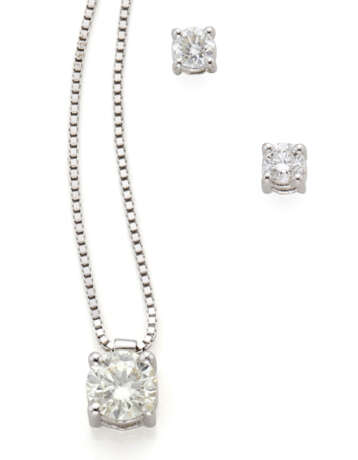 Round diamond and white gold jewellery set comprising earrings and cm 45.50 circa necklace holding a ct. 0.75 circa diamond pendant, diamond earrings in all ct. 0.30 circa, in all g 4.84 circa. Chain marked 679 AR. - фото 1