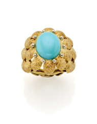 GIANMARIA BUCCELLATI (attr.) | Cabochon turquoise and yellow chiseled gold ring with leaves, g 12.58 circa size 13/53. Marked 810 N.. Cased by Gianmaria Buccellati (slight defects)