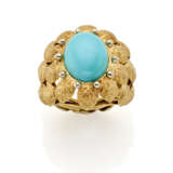 GIANMARIA BUCCELLATI (attr.) | Cabochon turquoise and yellow chiseled gold ring with leaves, g 12.58 circa size 13/53. Marked 810 N.. Cased by Gianmaria Buccellati (slight defects) - Foto 1