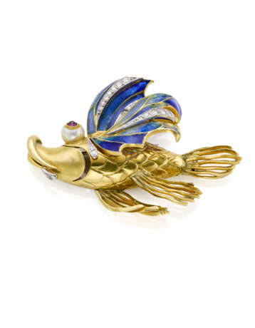RENE' KERN | Plique-à-jour enamel and bi-coloured fish shaped brooch accented with diamonds, pearl and cabochon ruby, diamonds in all ct. 0.20 circa, g 17.31 circa, length cm 5.3 circa. Signed Kern, numbered and British import marks. (defects) - Foto 1