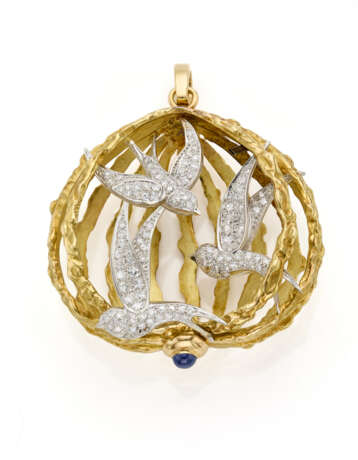 Diamond and bi-coloured gold cage shaped pendant with swallows, cabochon sapphire detail, diamonds in all ct. 1.80 circa, g 63.60 circa, length cm 7.20 circa. French assay and goldsmith marks. (modifications) - Foto 1