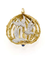 Diamond and bi-coloured gold cage shaped pendant with swallows, cabochon sapphire detail, diamonds in all ct. 1.80 circa, g 63.60 circa, length cm 7.20 circa. French assay and goldsmith marks. (modifications)
