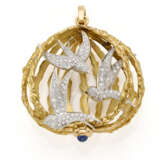 Diamond and bi-coloured gold cage shaped pendant with swallows, cabochon sapphire detail, diamonds in all ct. 1.80 circa, g 63.60 circa, length cm 7.20 circa. French assay and goldsmith marks. (modifications) - photo 1