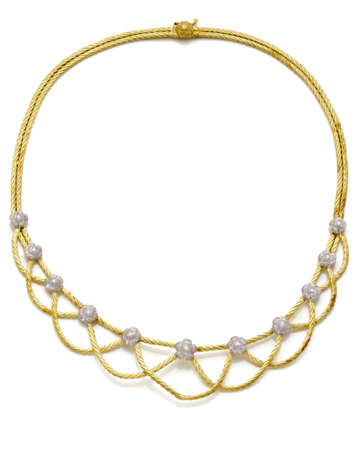 GIANMARIA BUCCELLATI | Bi-coloured gold necklace with an intertwined centerpiece accented with diamonds, in all ct. 0.30 circa, g 38.03 circa, length cm 38.0 circa. Signed and marked Gianmaria Buccellati, 18K Italy, 12 CO. In original case - фото 2