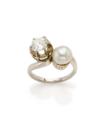 Old mine ct. 1.10 circa diamond and natural saltwater pearl white gold contrarié ring, mm 7.50 x 7.70 circa pearl, g 5.36 circa size 12/52. | | Appended short report CISGEM n. 27461 15/04/2024, Milano - photo 1