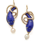 Lapis lazuli, diamond and yellow 9K gold snake shaped earrings holding a mm 8.20 circa pearl, diamonds in all ct. 1.00 circa, g 21.33 circa, length cm 6.3 circa. (slight defects) - Foto 1