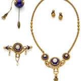 Blue guilloché enamel, pearl and yellow chiseled gold jewellery set comprising cm 41.50 circa necklace holding a cm 5.50 circa tassel centerpiece, cm 6.00 circa brooch and cm 8.80 circa pin with pendants, in all g 78.58 circa. (defects and losses) - photo 2
