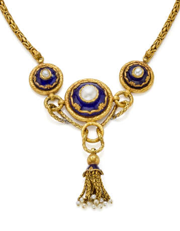 Blue guilloché enamel, pearl and yellow chiseled gold jewellery set comprising cm 41.50 circa necklace holding a cm 5.50 circa tassel centerpiece, cm 6.00 circa brooch and cm 8.80 circa pin with pendants, in all g 78.58 circa. (defects and losses) - photo 3