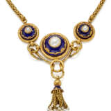 Blue guilloché enamel, pearl and yellow chiseled gold jewellery set comprising cm 41.50 circa necklace holding a cm 5.50 circa tassel centerpiece, cm 6.00 circa brooch and cm 8.80 circa pin with pendants, in all g 78.58 circa. (defects and losses) - photo 3