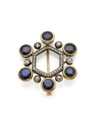 Round sapphire, rose cut diamond, gold and silver brooch, sapphires in all ct. 5.30 circa, g 10.53 circa, diam. cm 3.60 circa. (defects)