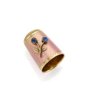 FABERGE' (attr.) | Translucent pink guilloché enamel and yellow 14K gold thimble accented with small cabochon sapphire and gold flowers, 30/XII 1915 date inscription, g 5.21 circa, length cm 2.10 circa. Marked with Kokoschnik and letter "alpha" for S - photo 1