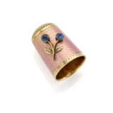 FABERGE' (attr.) | Translucent pink guilloché enamel and yellow 14K gold thimble accented with small cabochon sapphire and gold flowers, 30/XII 1915 date inscription, g 5.21 circa, length cm 2.10 circa. Marked with Kokoschnik and letter "alpha" for S - photo 1